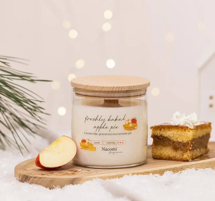 Nacomi Fragrances sojowa świeca zapachowa Freshly Baked Apple Pie 450 g