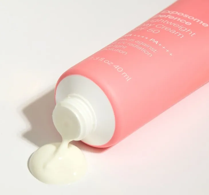 Nacomi Next Level Exposome Defence Lightweight Day Cream SPF50 lekki krem z filtrem SPF50 40 ml