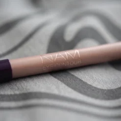 NAM Eye Contour kredka do oczu z gąbką 6 Plum 0,8 g