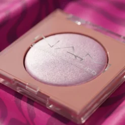 NAM Shimmer Blusher rozświetlający róż do policzków 04 Icy Lavender 4 g
