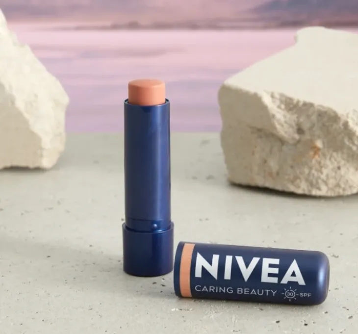 NIVEA Caring Beauty pielęgnująca pomadka do ust i policzków 3w1 Nude 4,8 g