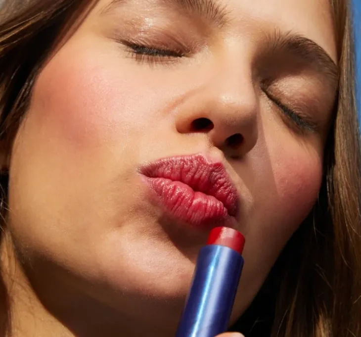 NIVEA Caring Beauty pielęgnująca pomadka do ust i policzków 3w1 Red 4,8 g