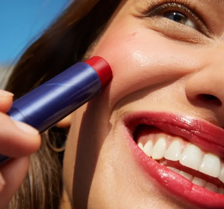NIVEA Caring Beauty pielęgnująca pomadka do ust i policzków 3w1 Red 4,8 g