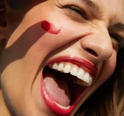 NIVEA Caring Beauty pielęgnująca pomadka do ust i policzków 3w1 Red 4,8 g