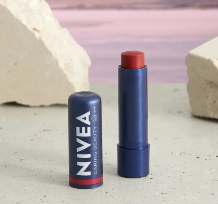 NIVEA Caring Beauty pielęgnująca pomadka do ust i policzków 3w1 Red 4,8 g