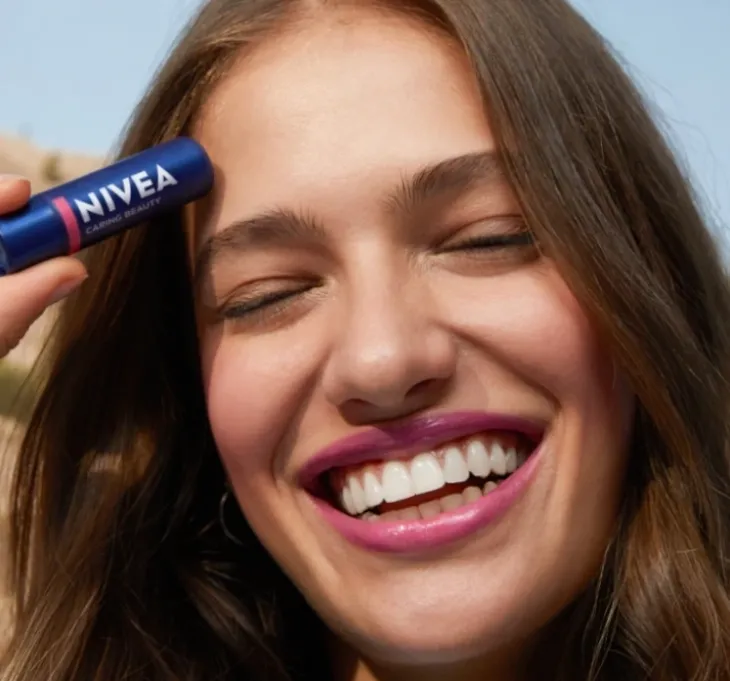 NIVEA Caring Beauty pielęgnująca pomadka do ust i policzków 3w1 Pink 4,8 g
