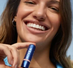 NIVEA Caring Beauty pielęgnująca pomadka do ust i policzków 3w1 Nude 4,8 g