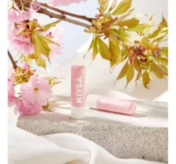 NIVEA Caring Scrub Super Soft pielęgnujący peeling do ust Dzika Róża 4,8 g