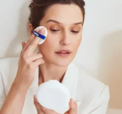 NIVEA Hyaluron Cellular Filler podkład w kompakcie SPF15 02 Mittel 15 g