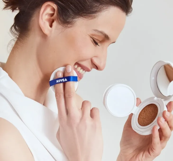 NIVEA Hyaluron Cellular Filler podkład w kompakcie SPF15 02 Mittel 15 g