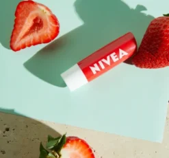 NIVEA Limited Edition pielęgnująca pomadka do ust Strawberry Shine 4,8 g