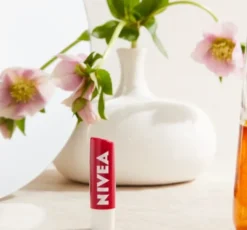 NIVEA Limited Edition pielęgnująca pomadka do ust Strawberry Shine 4,8 g