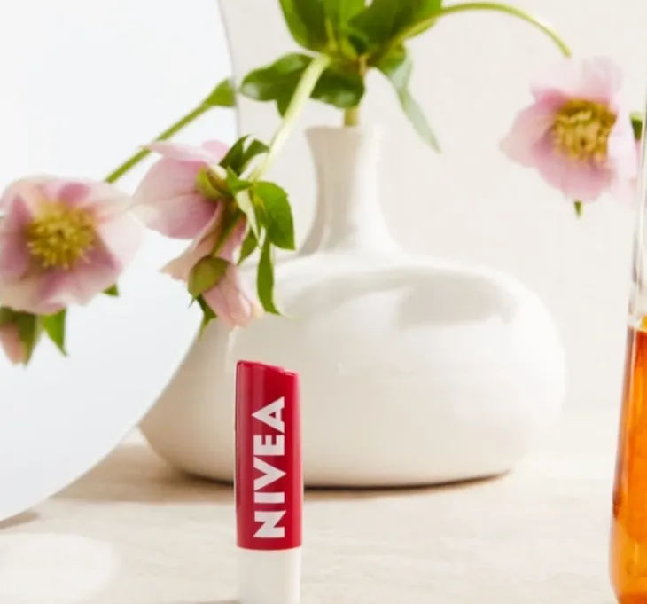 NIVEA Limited Edition pielęgnująca pomadka do ust Strawberry Shine 4,8 g