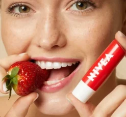 NIVEA Limited Edition pielęgnująca pomadka do ust Strawberry Shine 4,8 g