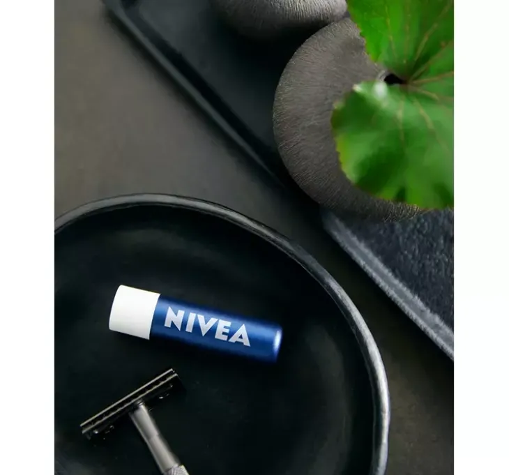 NIVEA MEN pielęgnująca pomadka do ust SPF15 Active 4,8 ml