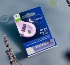 NIVEA pielęgnująca nocna pomadka do ust Overnight Care 4,8 g