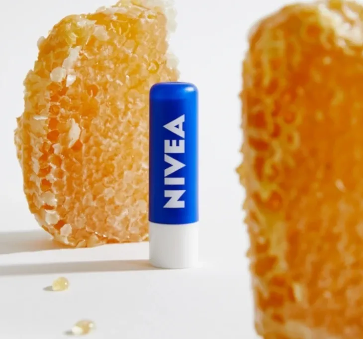 NIVEA pielęgnująca pomadka do ust Original Care 4,8 g
