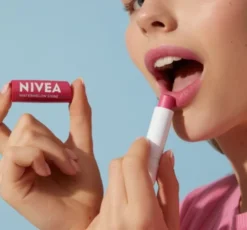 NIVEA pielęgnująca pomadka do ust Watermelon Shine 4,8 g