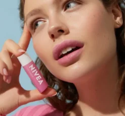 NIVEA pielęgnująca pomadka do ust Soft Rose 4,8 g