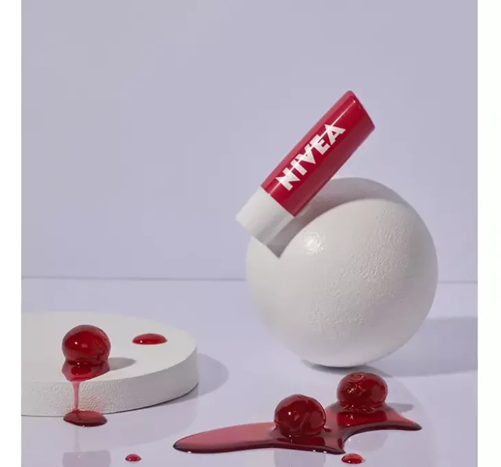 NIVEA pielęgnująca pomadka do ust Cherry Shine 4,8 g