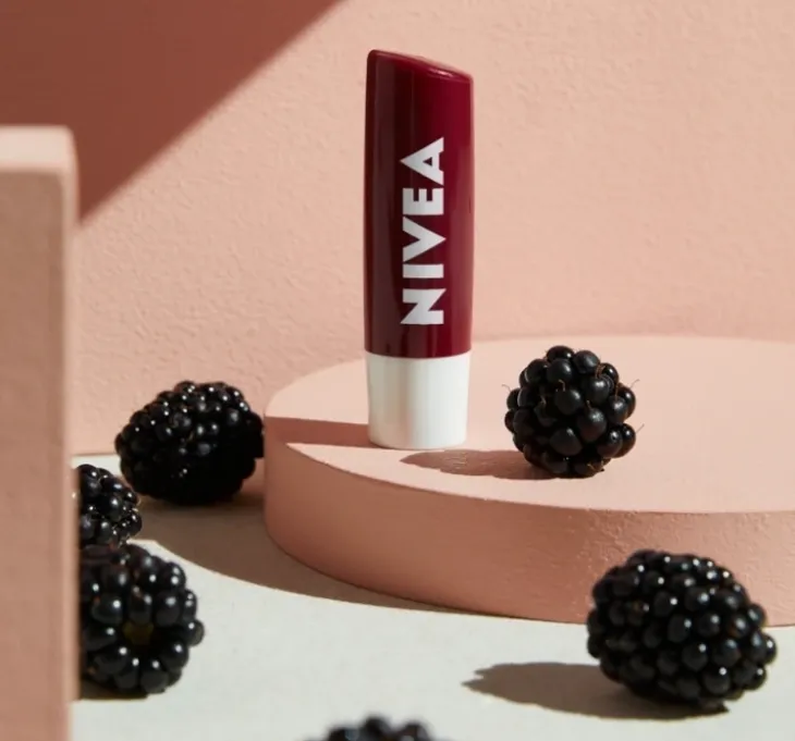 NIVEA pielęgnująca pomadka do ust Blackberry Shine 4,8 g