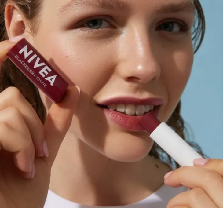 NIVEA pielęgnująca pomadka do ust Blackberry Shine 4,8 g