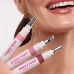 Poppy Head Juicy Pen olejek do ust z półtransparentnym kolorem i ultra-mokrym połyskiem 02 Berry Me 2,5 g