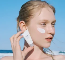 SKIN1004 Madagascar Centella Hyalu-Cica Water-Fit Sun Serum SPF50+ krem ochronny do twarzy 15ml