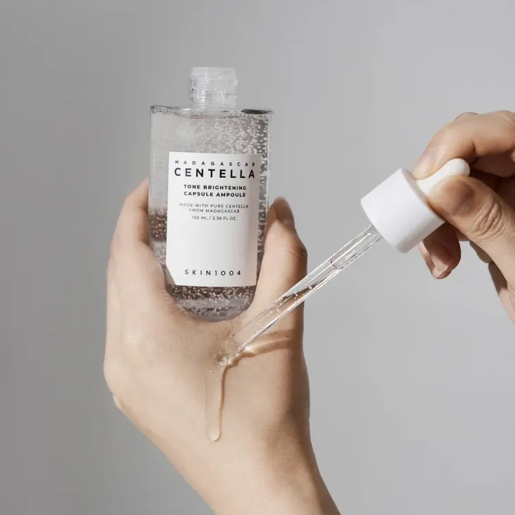 SKIN1004 Madagascar Centella Tone Brightening Capsule Ampoule rozjaśniające serum do twarzy ampułka z wąkrotą azjatycką 50 ml