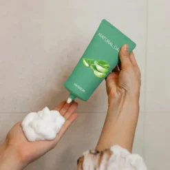 The Saem Natural Daily Cleansing Foam Aloe łagodząca pianka do mycia twarzy z aloesem 150 ml