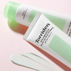 Torriden Balanceful Cica Tone-Up Sun Cream nawilżający krem z filtrem do twarzy z zielonym pigmentem SPF50+ PA++++ 60 ml