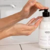 Veoli Botanica Balm Me Up nawilżająco-odbudowujący lekki balsam ceramidowy do ciała 290 ml