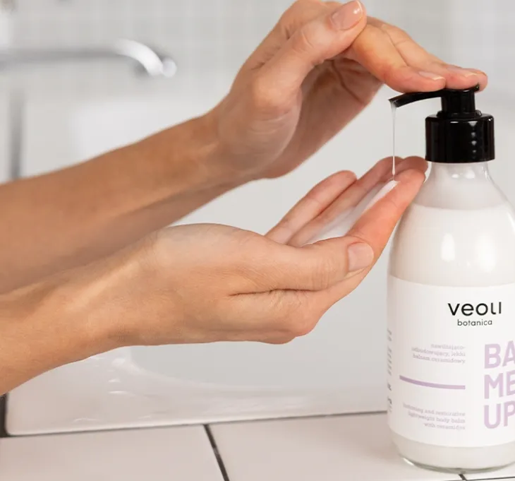 Veoli Botanica Balm Me Up nawilżająco-odbudowujący lekki balsam ceramidowy do ciała 290 ml