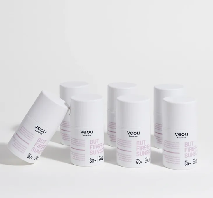 Veoli Botanica But First Sunscreen lekki krem ochronny przeciw fotostarzeniu SPF 50+ 50 ml