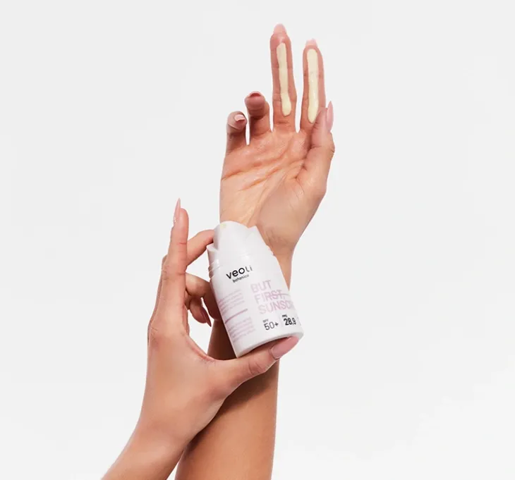 Veoli Botanica But First Sunscreen lekki krem ochronny przeciw fotostarzeniu SPF 50+ 50 ml