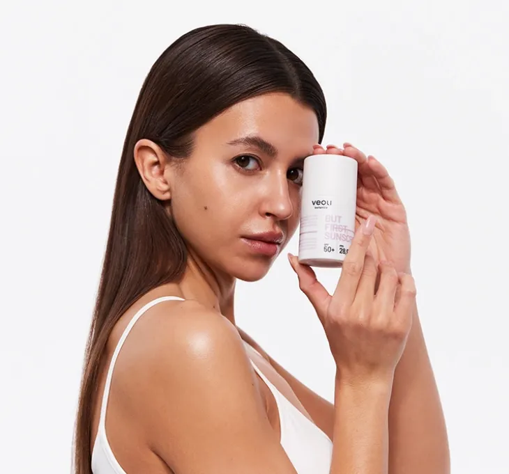 Veoli Botanica But First Sunscreen lekki krem ochronny przeciw fotostarzeniu SPF 50+ 50 ml
