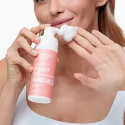 Veoli Botanica Foam Of Kindness łagodząca pianka do mycia twarzy na naczynka 150 ml