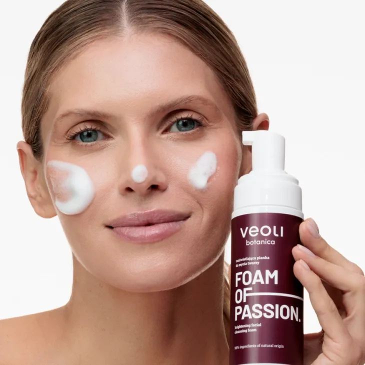 Veoli Botanica Foam Of Passion rozświetlająca pianka do mycia twarzy 150 ml