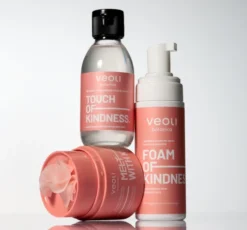 Veoli Botanica Melt With Kindness emulgujące masełko łagodzące do zmywania makijażu i SPF do skóry naczyniowej 40 g